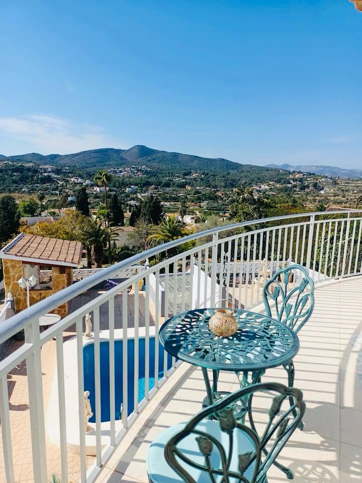 Villa rénovée avec vue panoramique et parcelle constructible supplémentaire à El Rafalet, Jávea