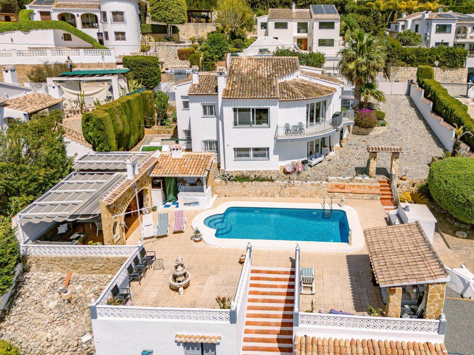 Villa rénovée avec vue panoramique et parcelle constructible supplémentaire à El Rafalet, Jávea