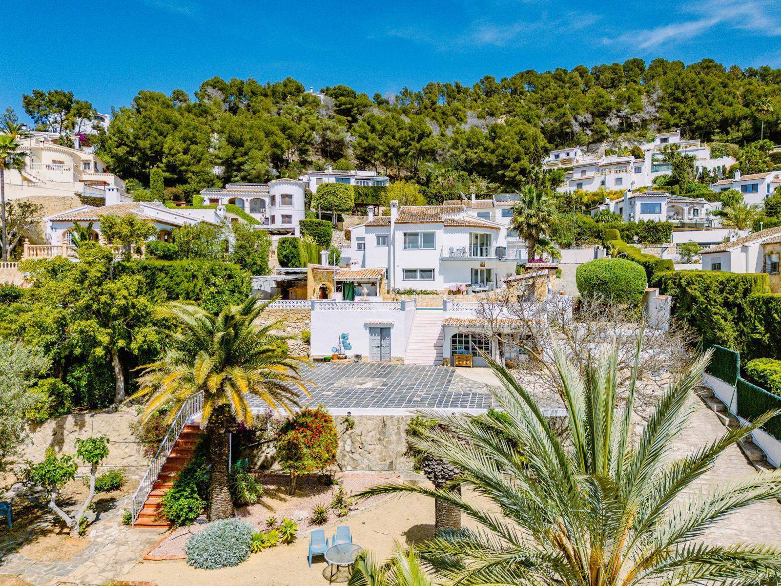Villa rénovée avec vue panoramique et parcelle constructible supplémentaire à El Rafalet, Jávea