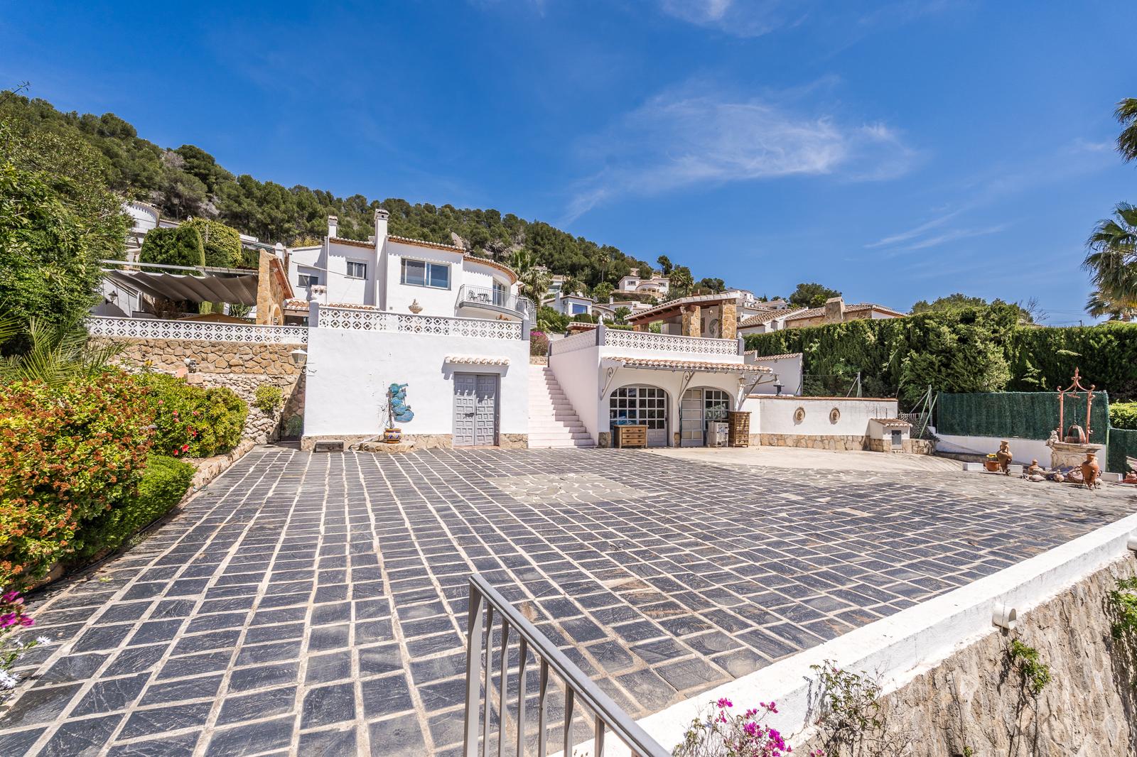 Villa rénovée avec vue panoramique et parcelle constructible supplémentaire à El Rafalet, Jávea