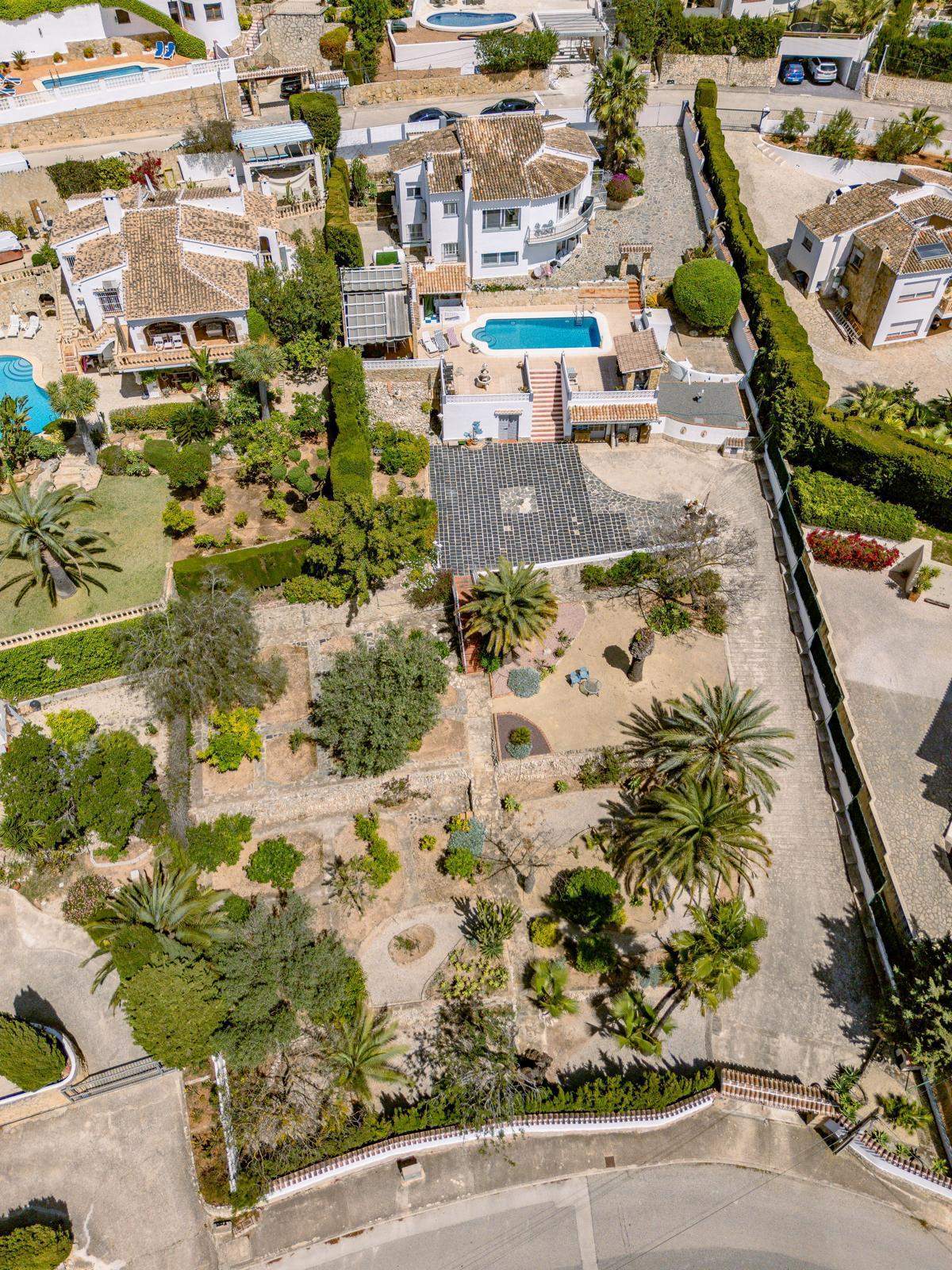 Villa rénovée avec vue panoramique et parcelle constructible supplémentaire à El Rafalet, Jávea