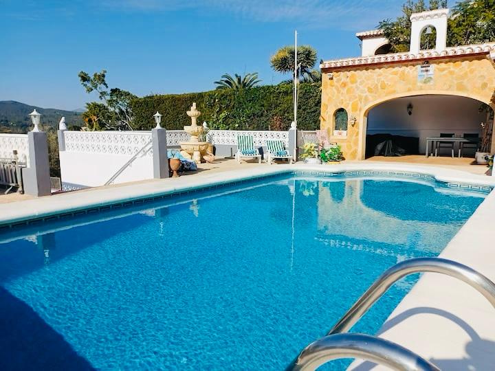 Villa rénovée avec vue panoramique et parcelle constructible supplémentaire à El Rafalet, Jávea