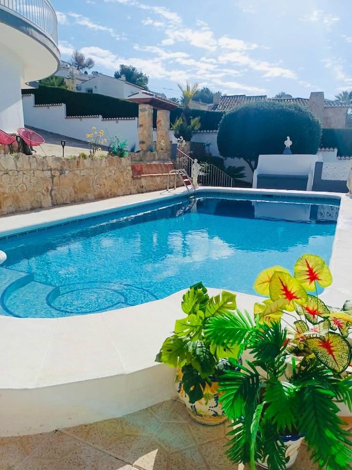 Villa rénovée avec vue panoramique et parcelle constructible supplémentaire à El Rafalet, Jávea