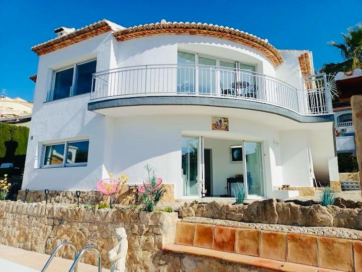 Villa rénovée avec vue panoramique et parcelle constructible supplémentaire à El Rafalet, Jávea