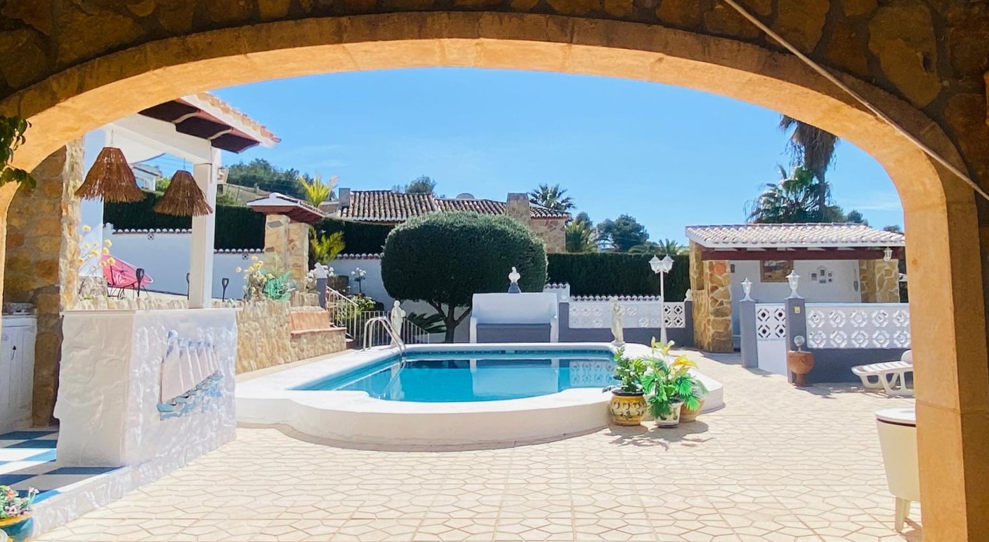Villa rénovée avec vue panoramique et parcelle constructible supplémentaire à El Rafalet, Jávea