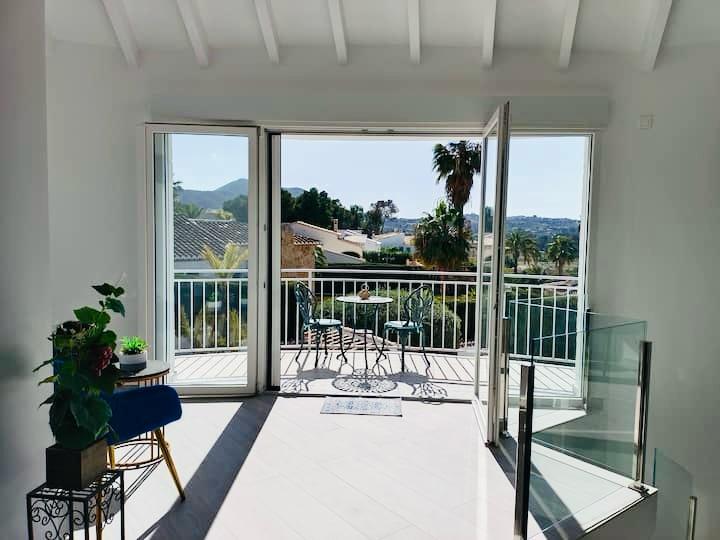 Villa rénovée avec vue panoramique et parcelle constructible supplémentaire à El Rafalet, Jávea