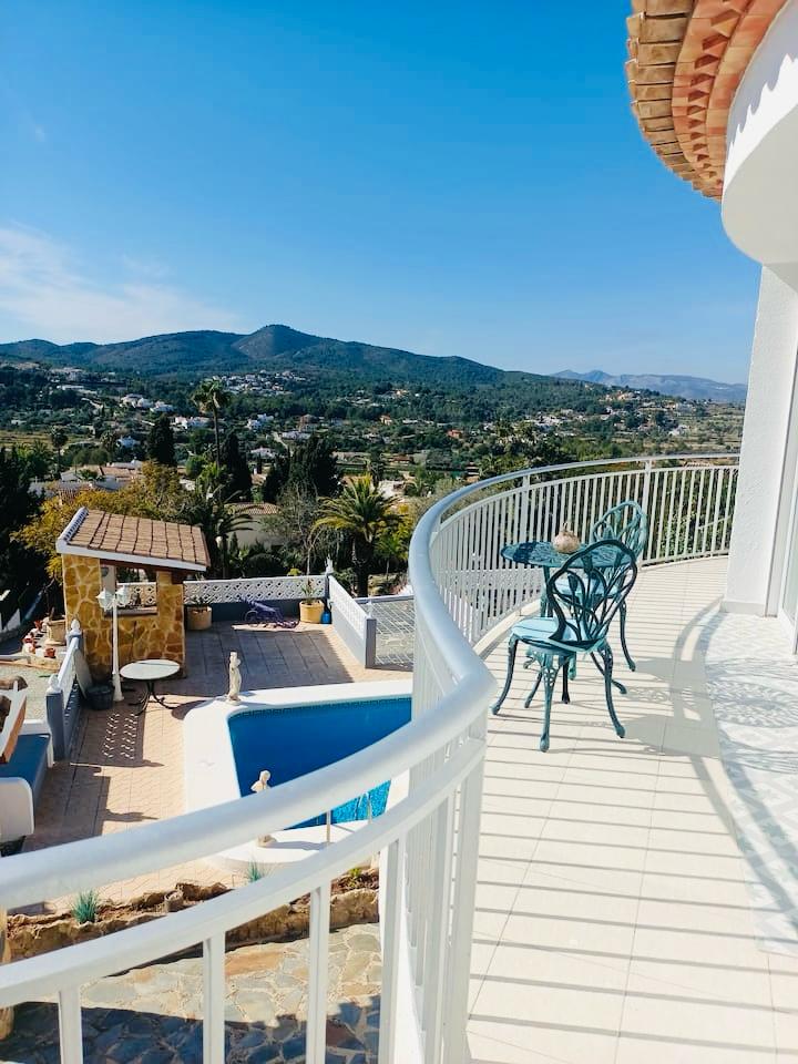 Villa rénovée avec vue panoramique et parcelle constructible supplémentaire à El Rafalet, Jávea