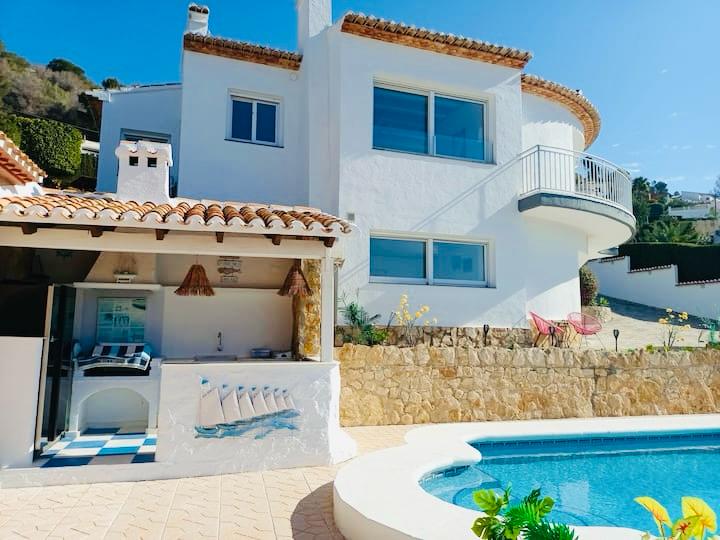Villa rénovée avec vue panoramique et parcelle constructible supplémentaire à El Rafalet, Jávea