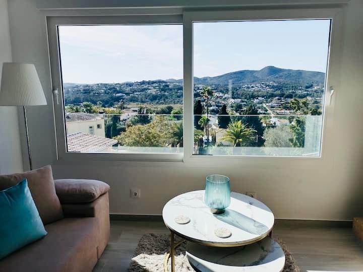 Villa rénovée avec vue panoramique et parcelle constructible supplémentaire à El Rafalet, Jávea