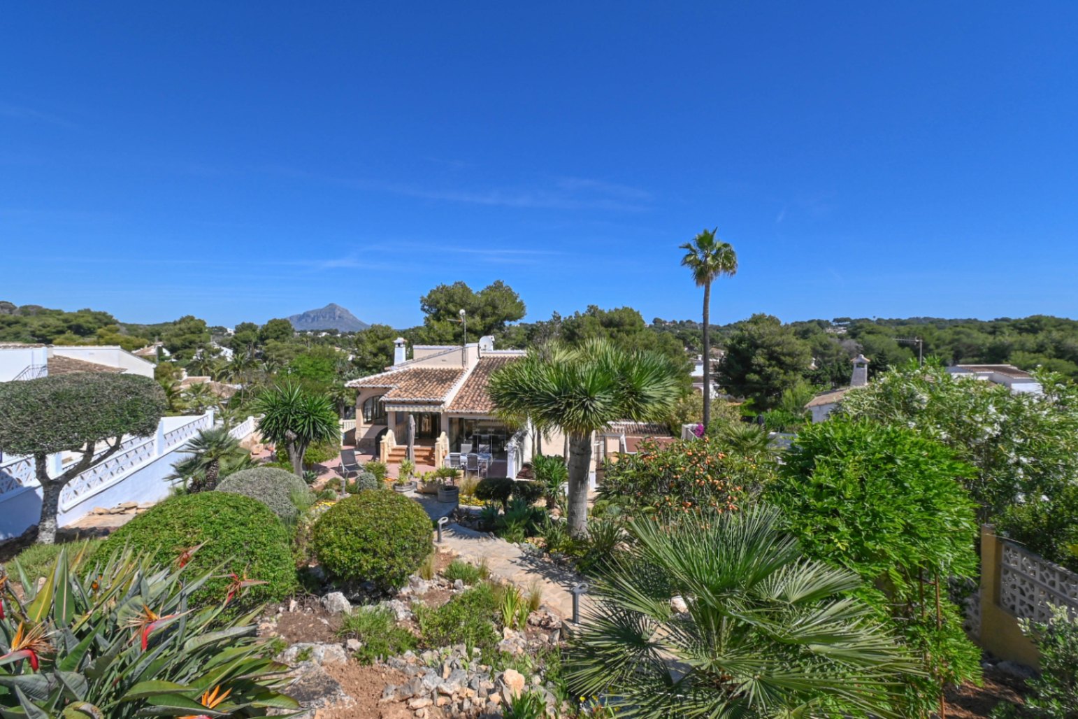 Villa Iris - Sjarmerende hus med frodig hage og svømmebasseng. Jávea