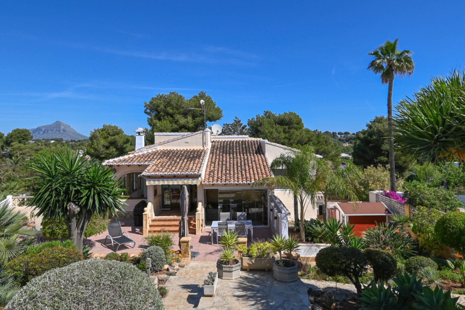 Villa Iris - Sjarmerende hus med frodig hage og svømmebasseng. Jávea
