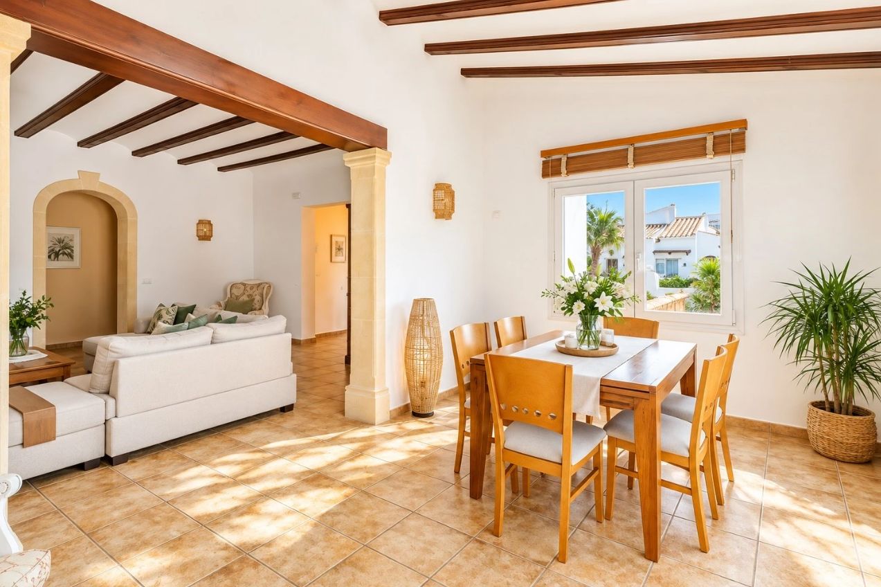 Casa en Javea con 4 dormitorios, piscina privada y jardín
