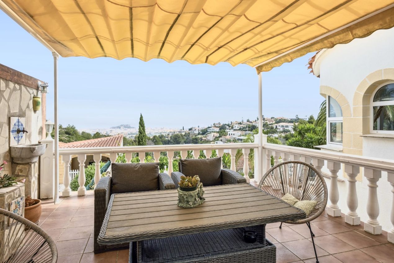 Villa con unas vistas impresionantes al mar y a las montañas en Denia