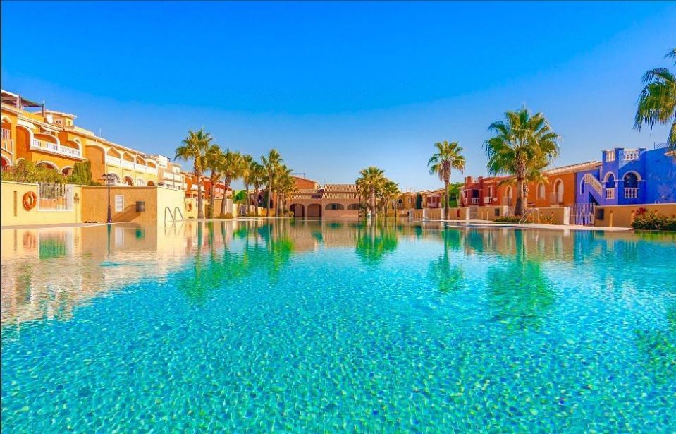 Apartamento en la planta baja con jardín y gran piscina en Cumbre del Sol.