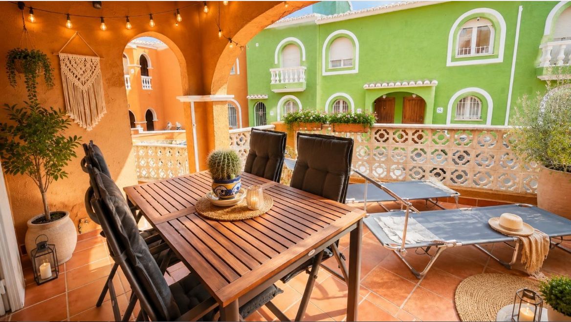 Apartamento en la planta baja con jardín y gran piscina en Cumbre del Sol.