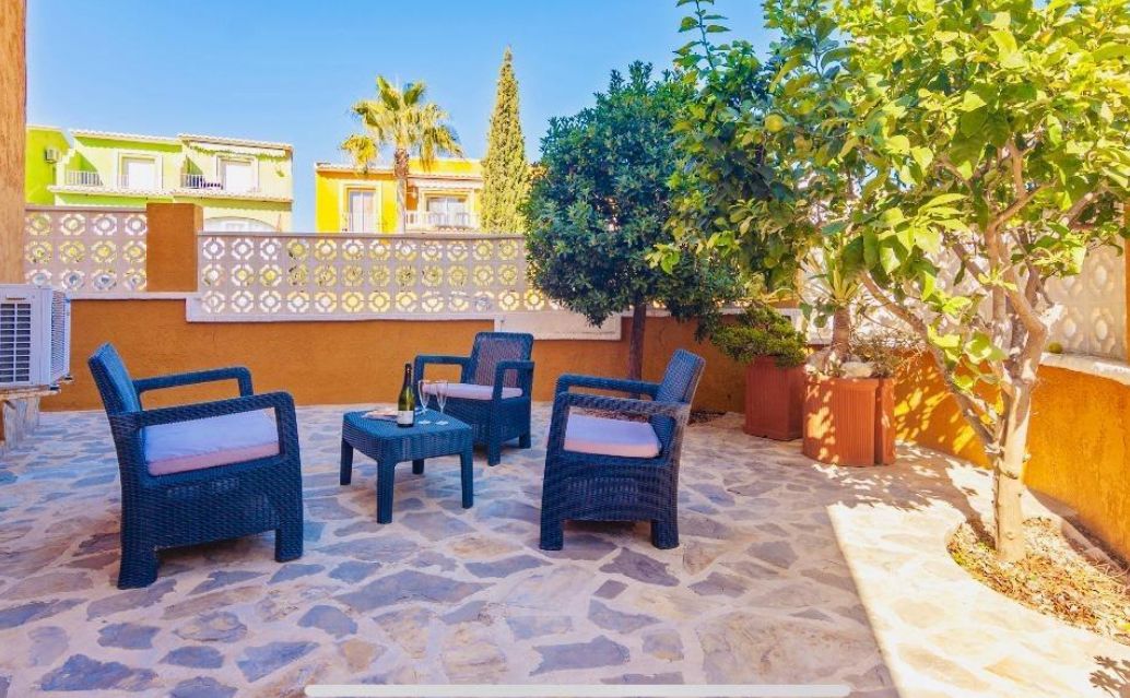 Apartamento en la planta baja con jardín y gran piscina en Cumbre del Sol.