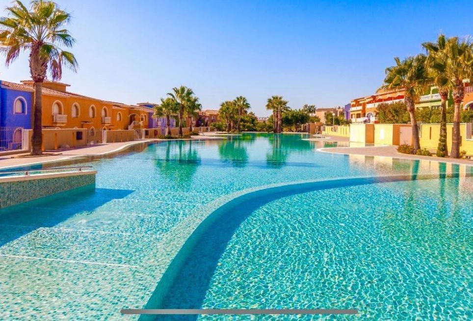 Apartamento en la planta baja con jardín y gran piscina en Cumbre del Sol.