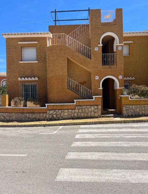 Apartamento en la planta baja con jardín y gran piscina en Cumbre del Sol.