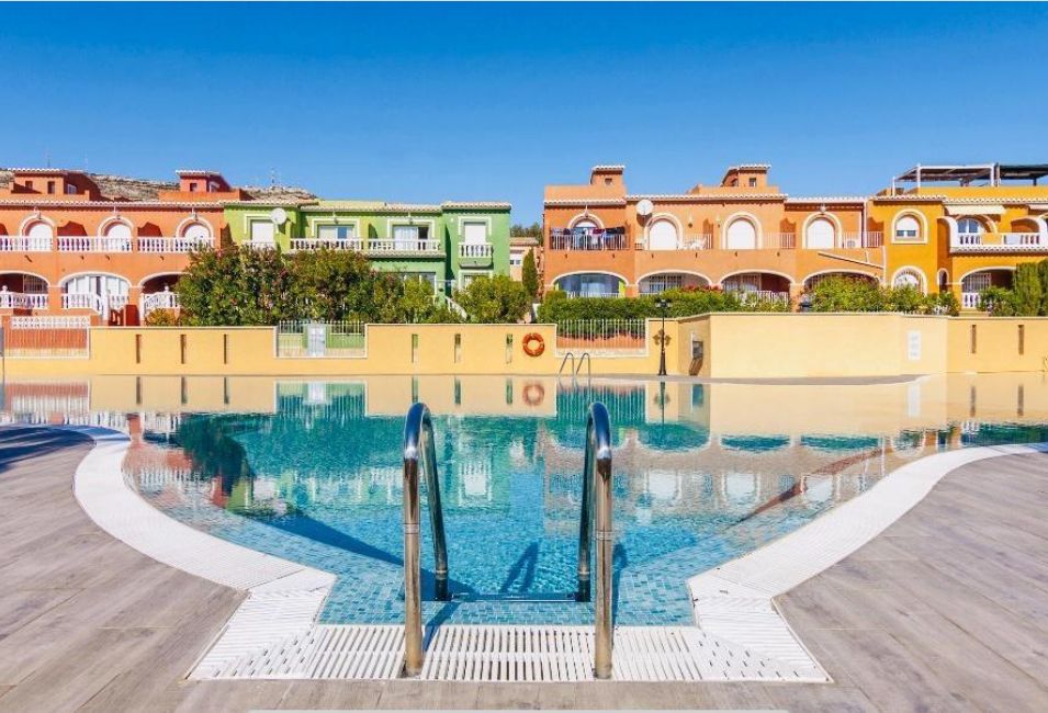 Apartamento en la planta baja con jardín y gran piscina en Cumbre del Sol.