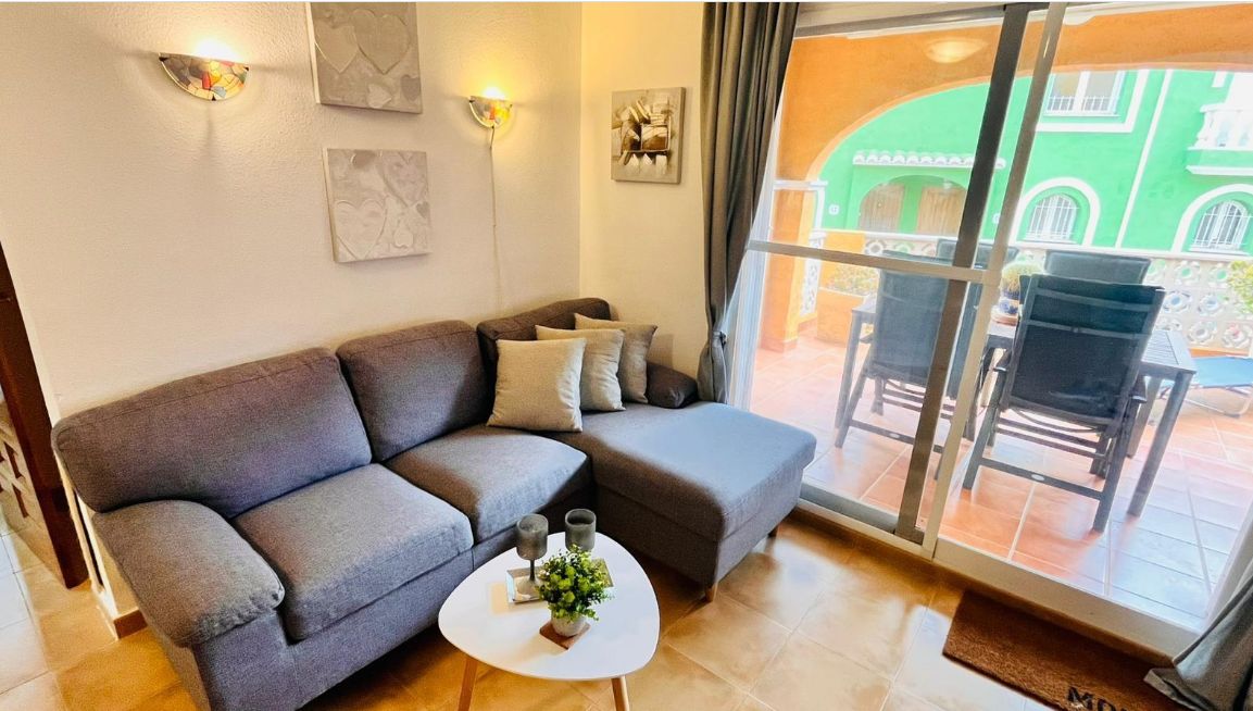 Apartamento en la planta baja con jardín y gran piscina en Cumbre del Sol.