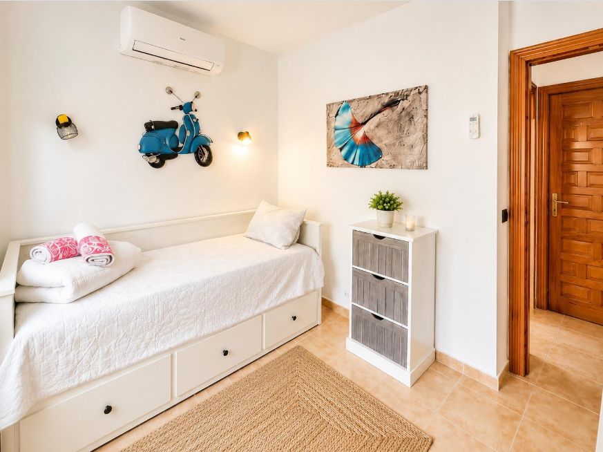 Apartamento en la planta baja con jardín y gran piscina en Cumbre del Sol.