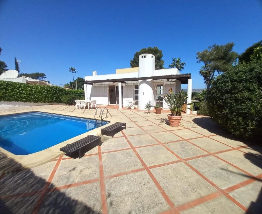 Villa de 4 dormitorios, con piscina y vistas al mar en Tossalete, Jávea