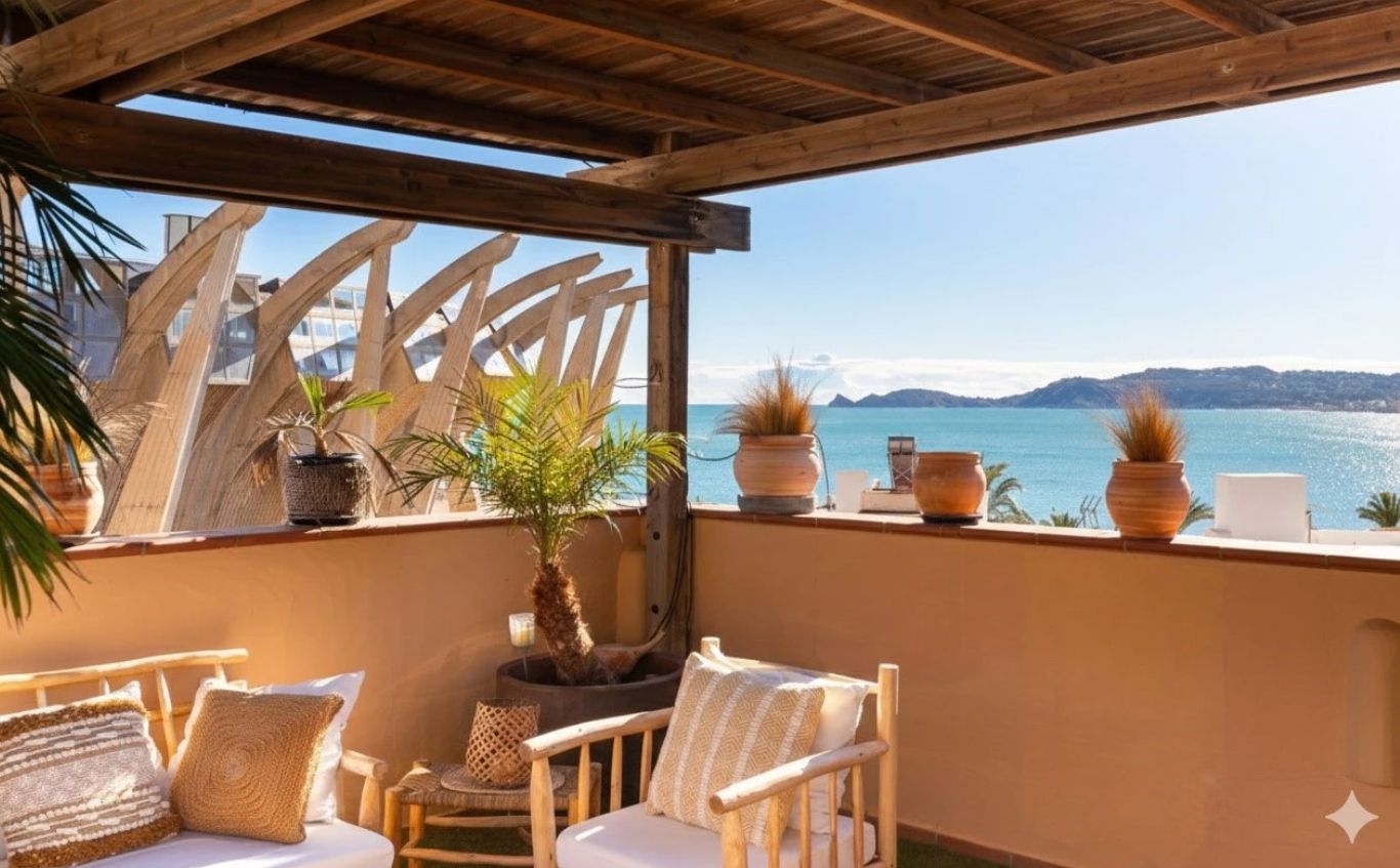 Casa adosada con spa propio, apartamentos independientes y vistas panorámicas al mar en  Javea