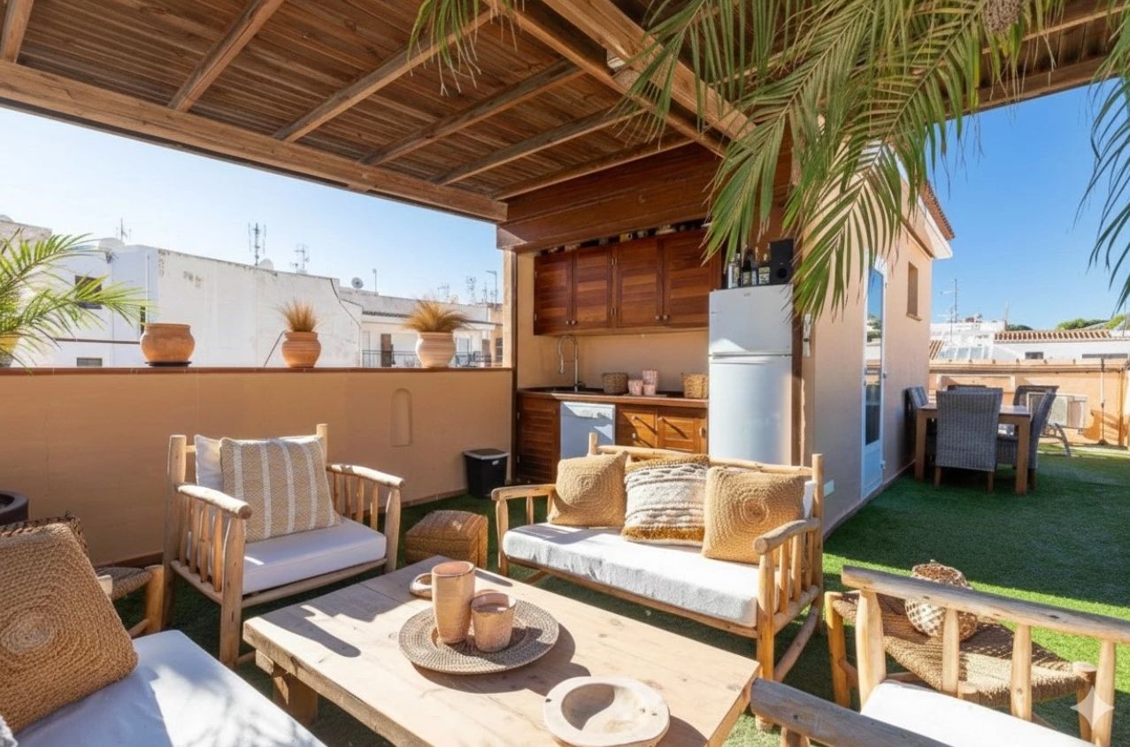 Casa adosada con spa propio, apartamentos independientes y vistas panorámicas al mar en  Javea