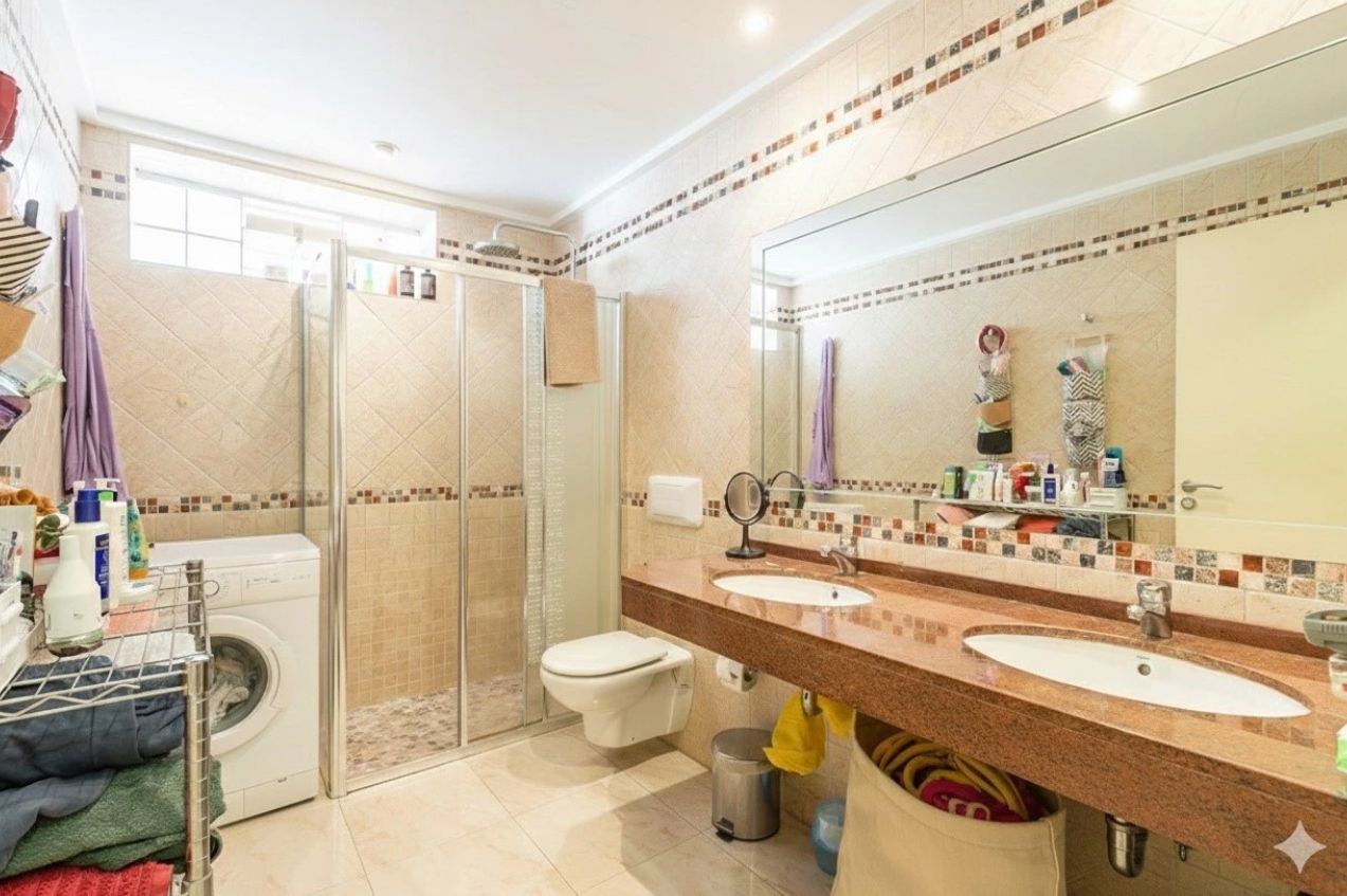 Casa adosada con spa propio, apartamentos independientes y vistas panorámicas al mar en  Javea
