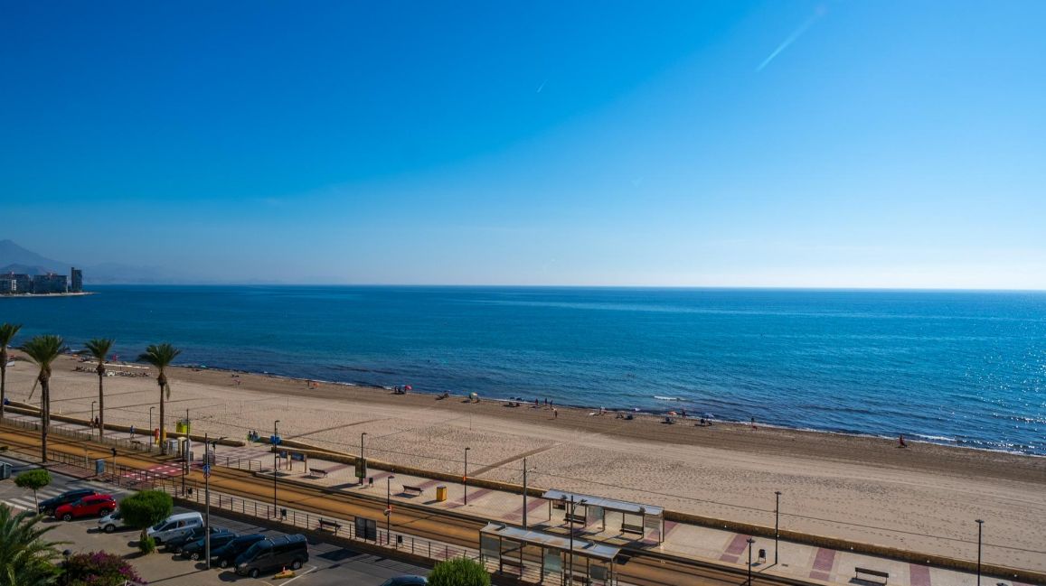 Espléndido Apartamento en la primera linea de la Playa Muchavista.