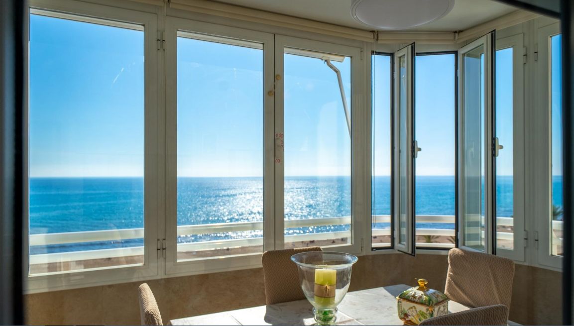 Espléndido Apartamento en la primera linea de la Playa Muchavista.