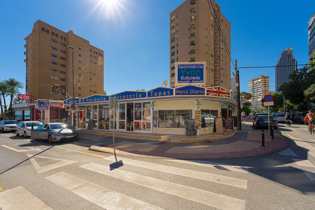 ¡ATENCIÓN INVERSORES! SE VENDE UN RESTAURANTE CON UNA RENTABILIDAD DE MÁS DEL 10% , segunda linea de Poniente Benidorm