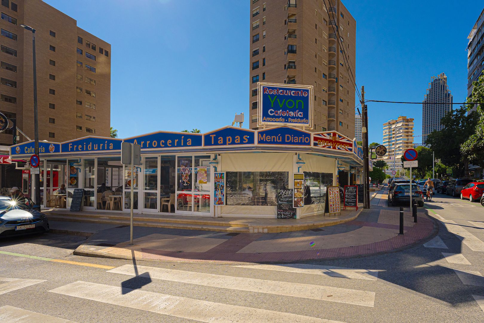 ¡ATENCIÓN INVERSORES! SE VENDE UN RESTAURANTE CON UNA RENTABILIDAD DE MÁS DEL 10% , segunda linea de Poniente Benidorm