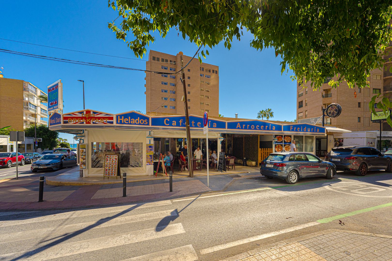 ¡ATENCIÓN INVERSORES! SE VENDE UN RESTAURANTE CON UNA RENTABILIDAD DE MÁS DEL 10% , segunda linea de Poniente Benidorm