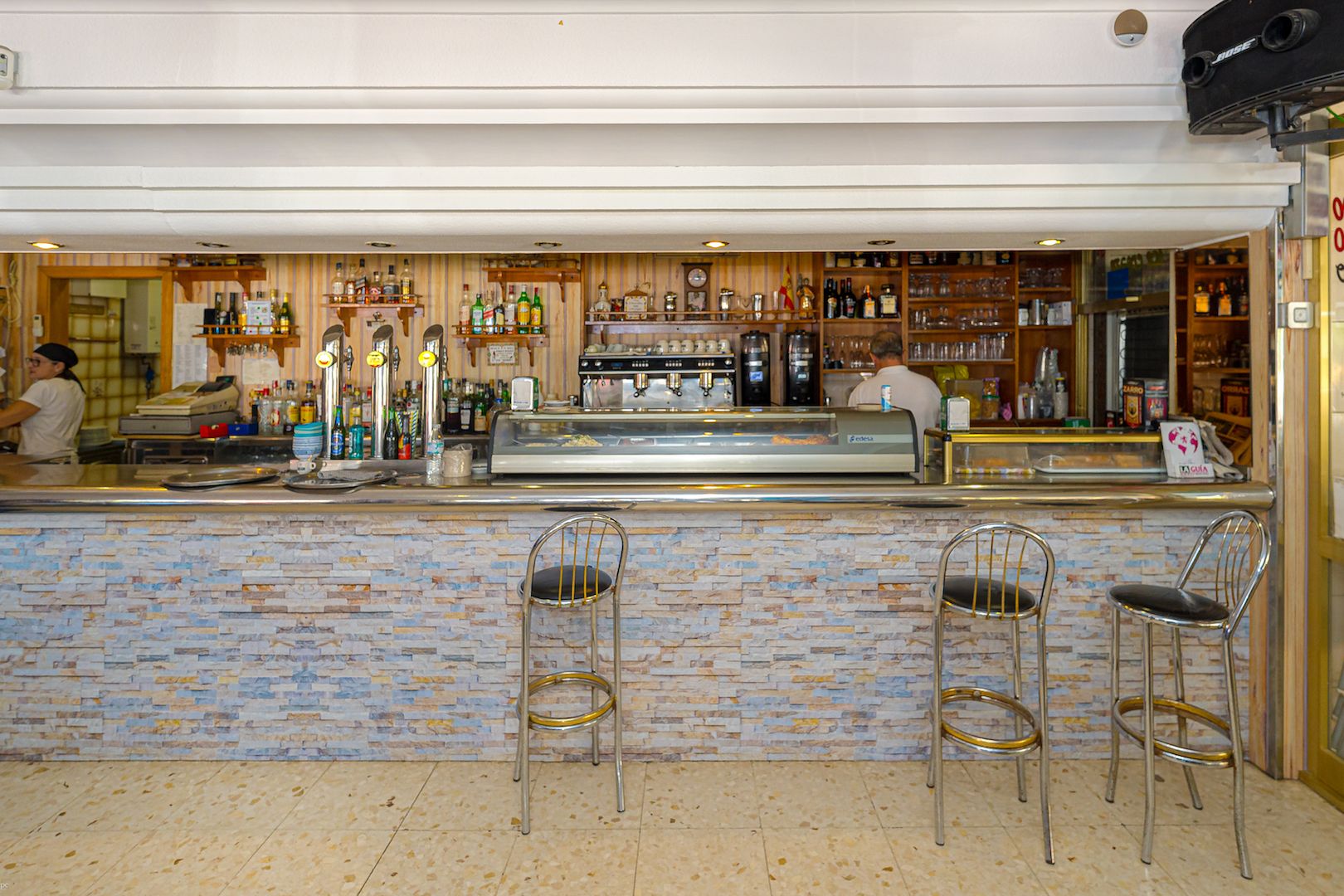 ¡ATENCIÓN INVERSORES! SE VENDE UN RESTAURANTE CON UNA RENTABILIDAD DE MÁS DEL 10% , segunda linea de Poniente Benidorm