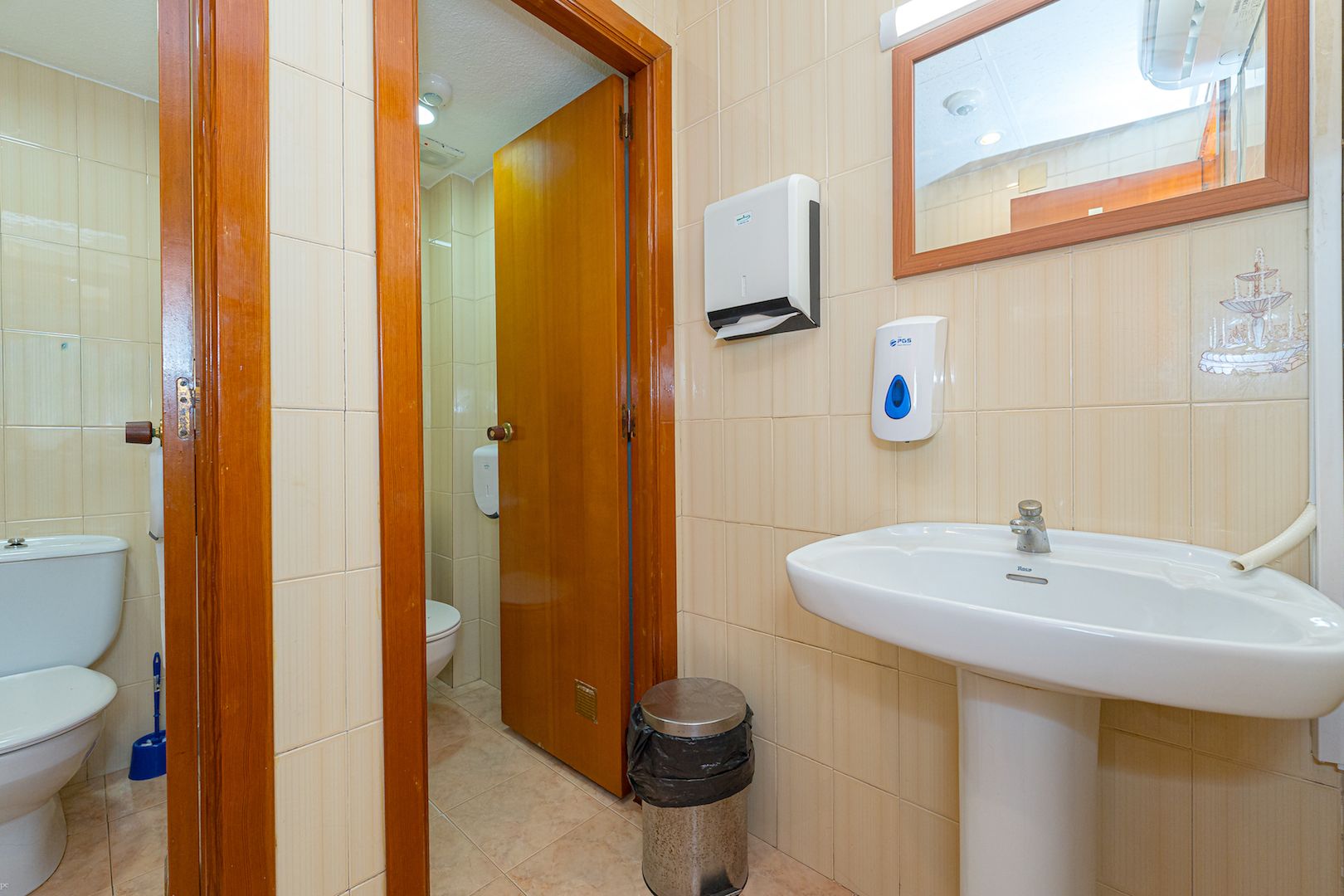 ¡ATENCIÓN INVERSORES! SE VENDE UN RESTAURANTE CON UNA RENTABILIDAD DE MÁS DEL 10% , segunda linea de Poniente Benidorm