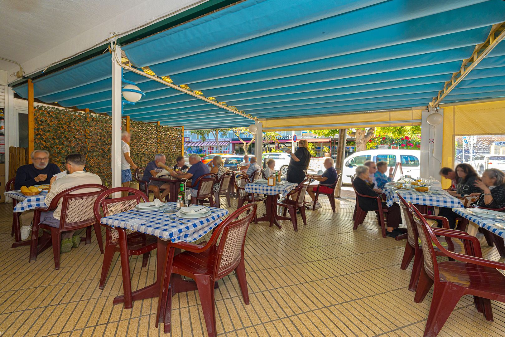 ¡ATENCIÓN INVERSORES! SE VENDE UN RESTAURANTE CON UNA RENTABILIDAD DE MÁS DEL 10% , segunda linea de Poniente Benidorm