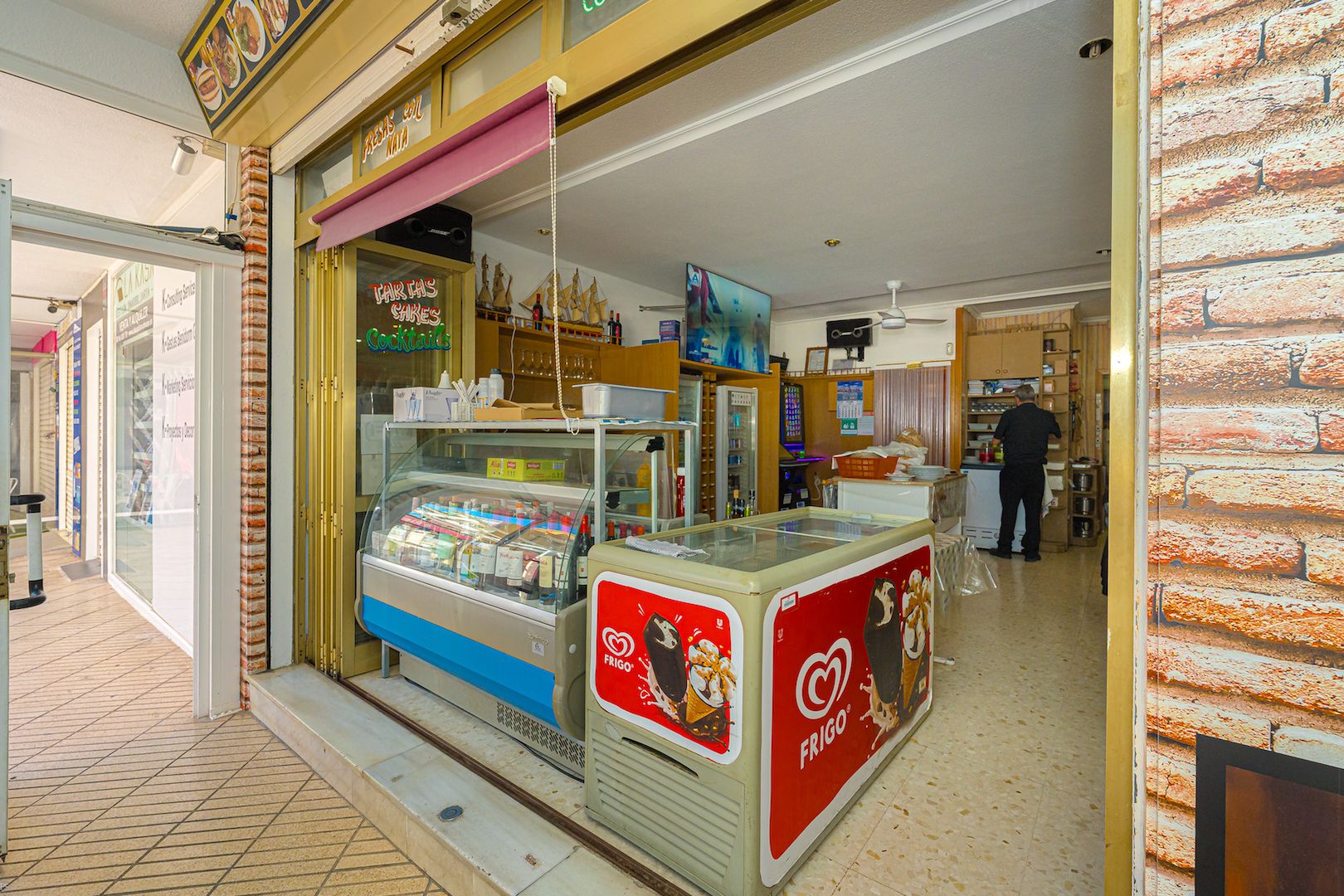 ¡ATENCIÓN INVERSORES! SE VENDE UN RESTAURANTE CON UNA RENTABILIDAD DE MÁS DEL 10% , segunda linea de Poniente Benidorm