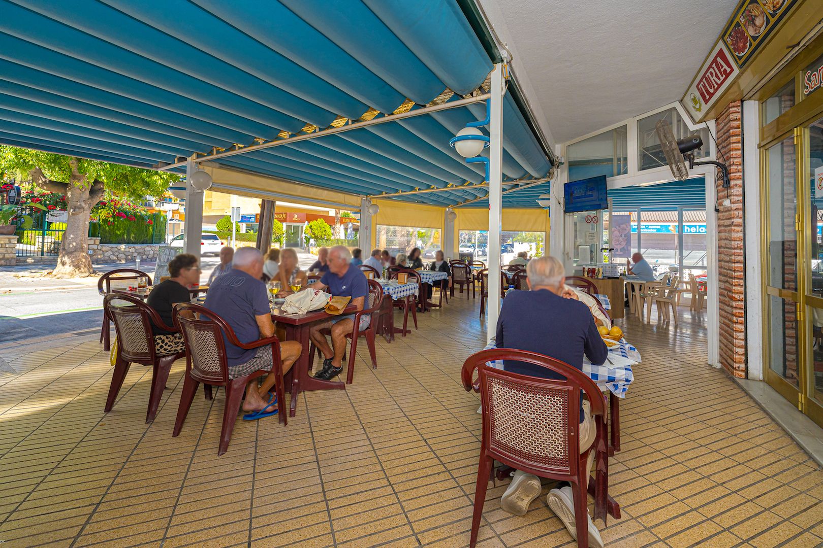 ¡ATENCIÓN INVERSORES! SE VENDE UN RESTAURANTE CON UNA RENTABILIDAD DE MÁS DEL 10% , segunda linea de Poniente Benidorm