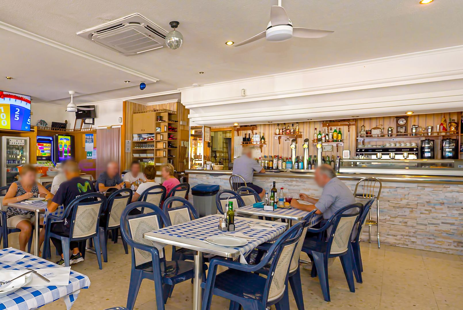 ¡ATENCIÓN INVERSORES! SE VENDE UN RESTAURANTE CON UNA RENTABILIDAD DE MÁS DEL 10% , segunda linea de Poniente Benidorm