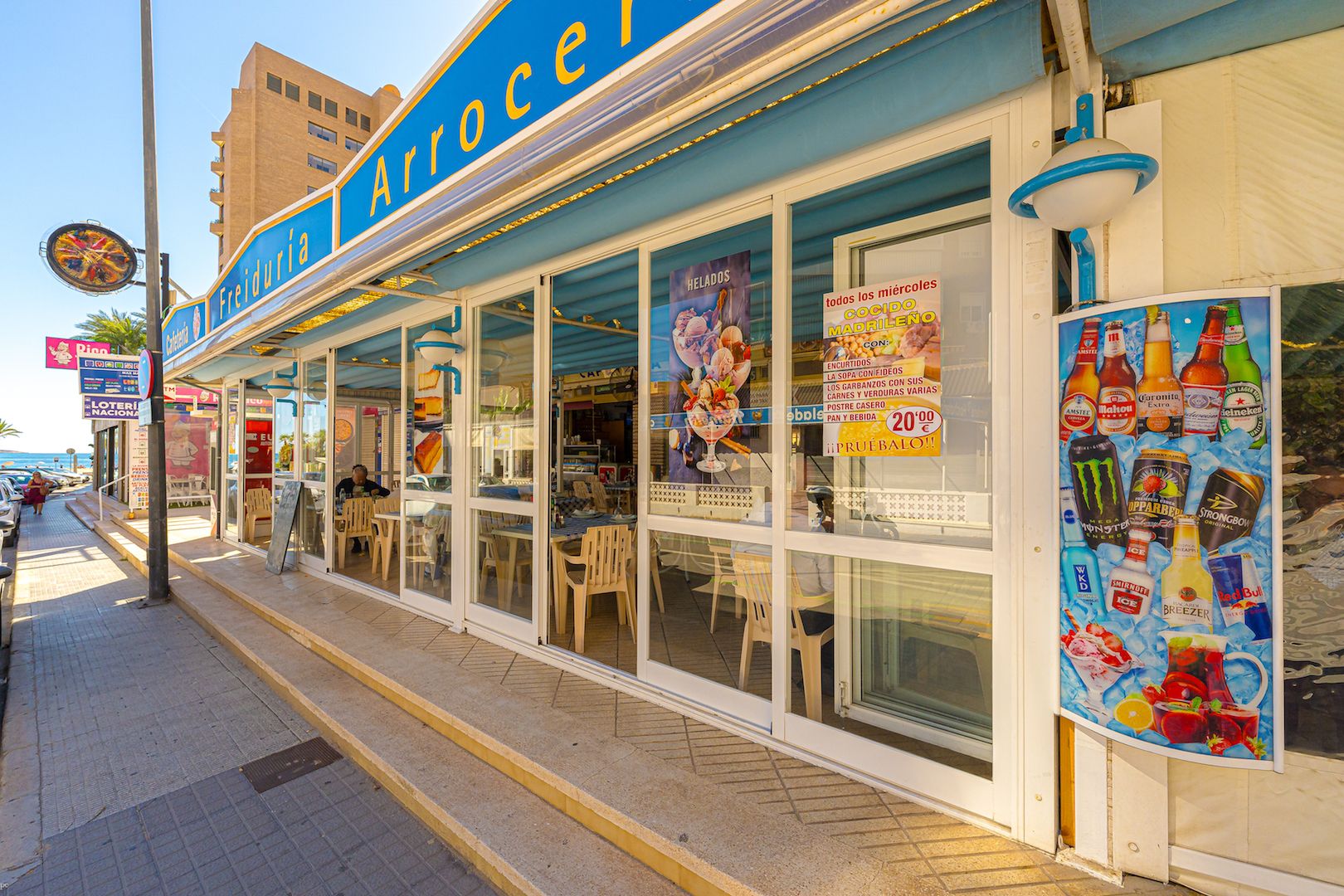 ¡ATENCIÓN INVERSORES! SE VENDE UN RESTAURANTE CON UNA RENTABILIDAD DE MÁS DEL 10% , segunda linea de Poniente Benidorm