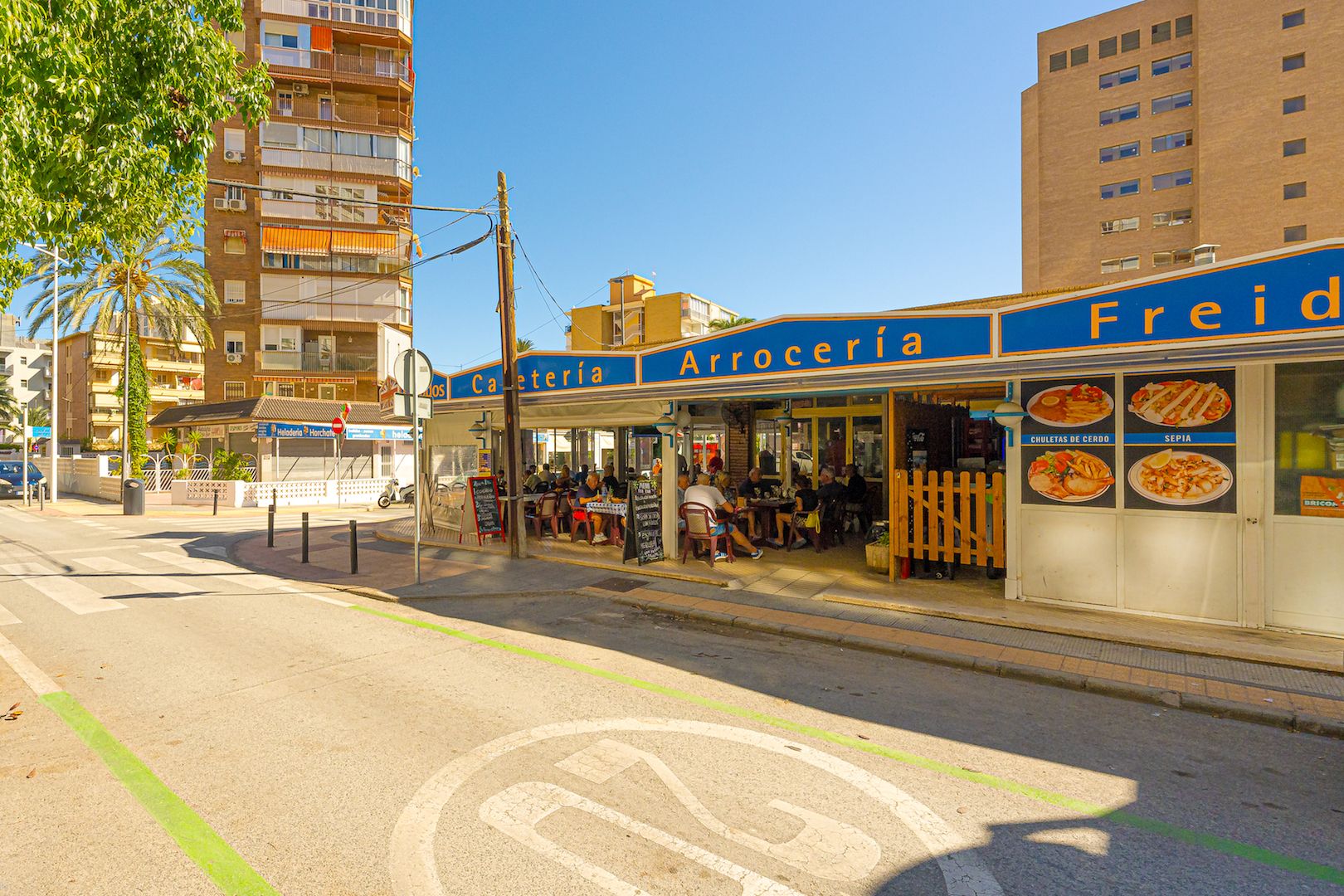 ¡ATENCIÓN INVERSORES! SE VENDE UN RESTAURANTE CON UNA RENTABILIDAD DE MÁS DEL 10% , segunda linea de Poniente Benidorm