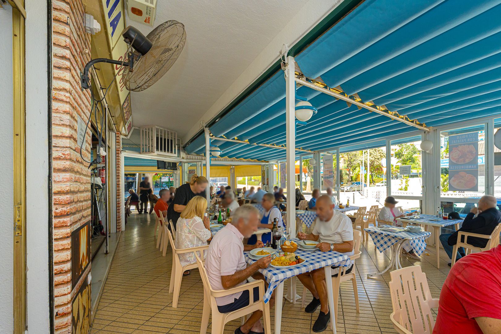 ¡ATENCIÓN INVERSORES! SE VENDE UN RESTAURANTE CON UNA RENTABILIDAD DE MÁS DEL 10% , segunda linea de Poniente Benidorm