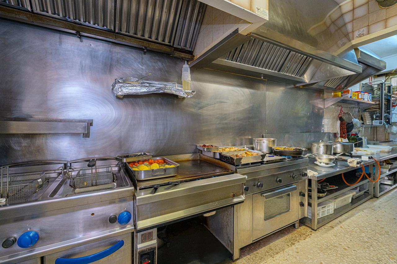 ¡ATENCIÓN INVERSORES! SE VENDE UN RESTAURANTE CON UNA RENTABILIDAD DE MÁS DEL 10% , segunda linea de Poniente Benidorm