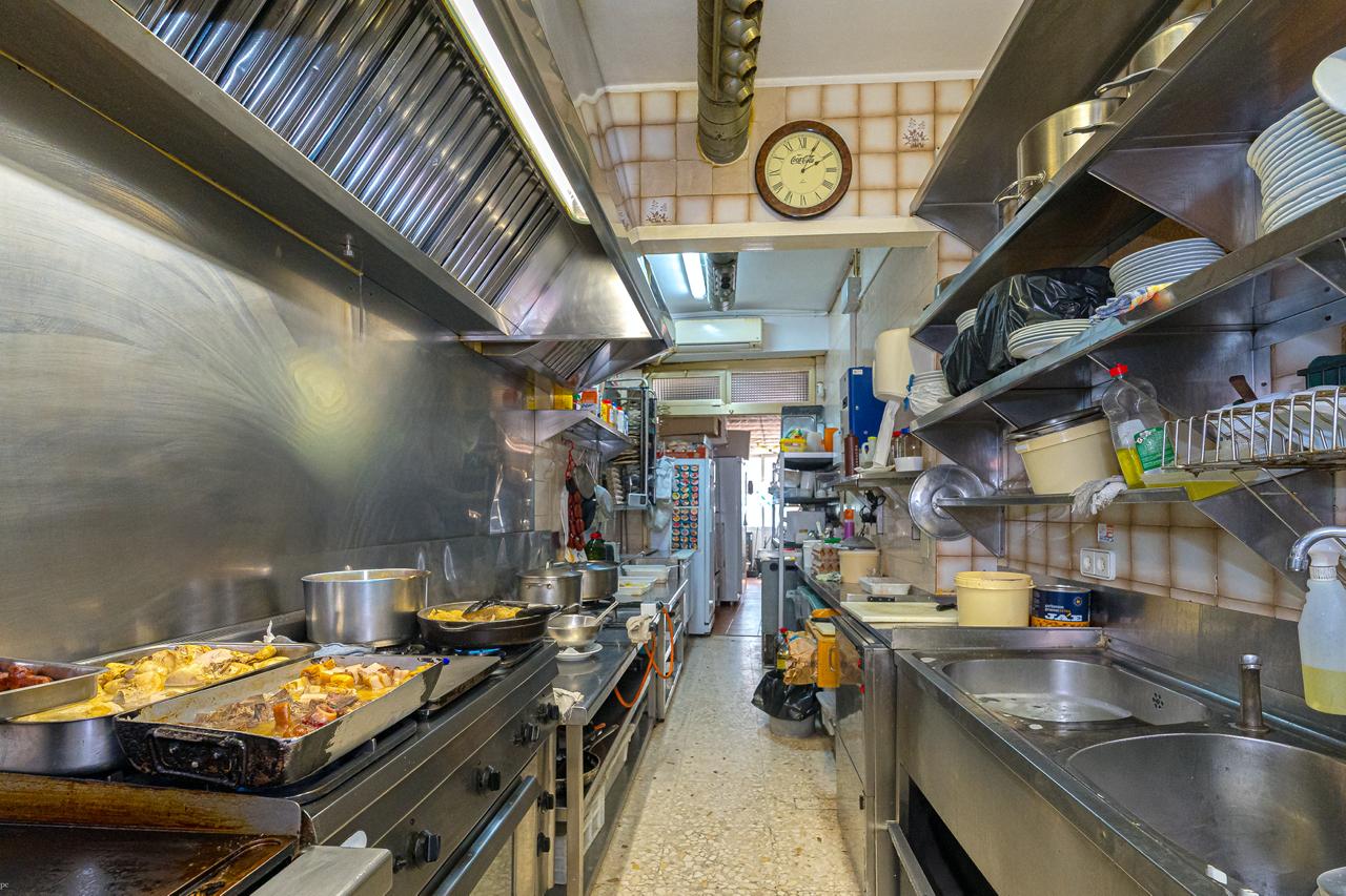 ¡ATENCIÓN INVERSORES! SE VENDE UN RESTAURANTE CON UNA RENTABILIDAD DE MÁS DEL 10% , segunda linea de Poniente Benidorm
