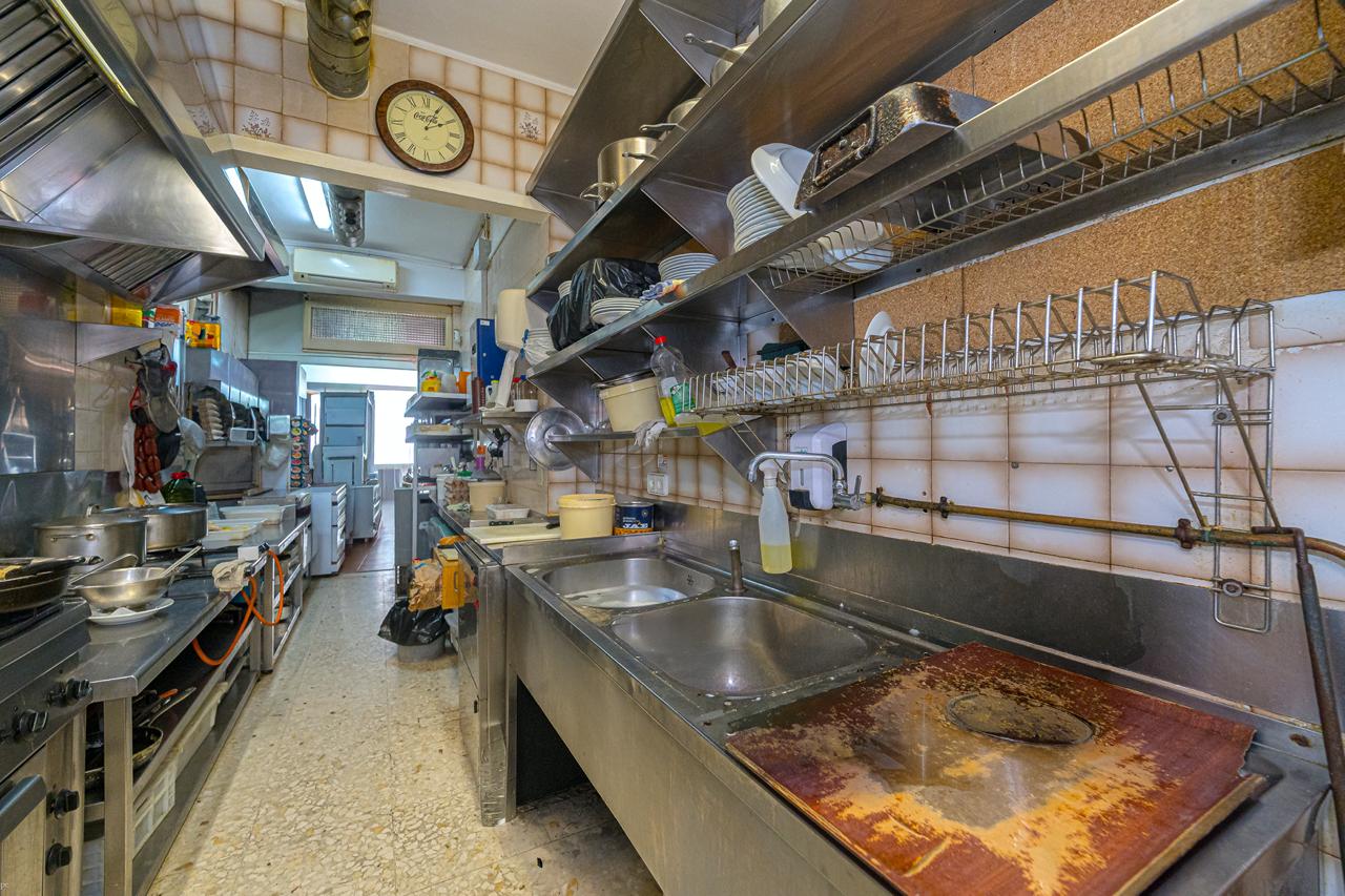 ¡ATENCIÓN INVERSORES! SE VENDE UN RESTAURANTE CON UNA RENTABILIDAD DE MÁS DEL 10% , segunda linea de Poniente Benidorm