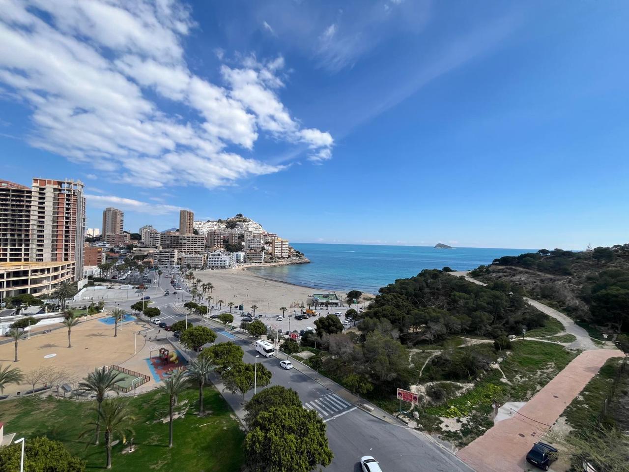 Amplio piso en primera línea de playa con gran terraza y vistas al mar en La Cala de Villajoyosa.