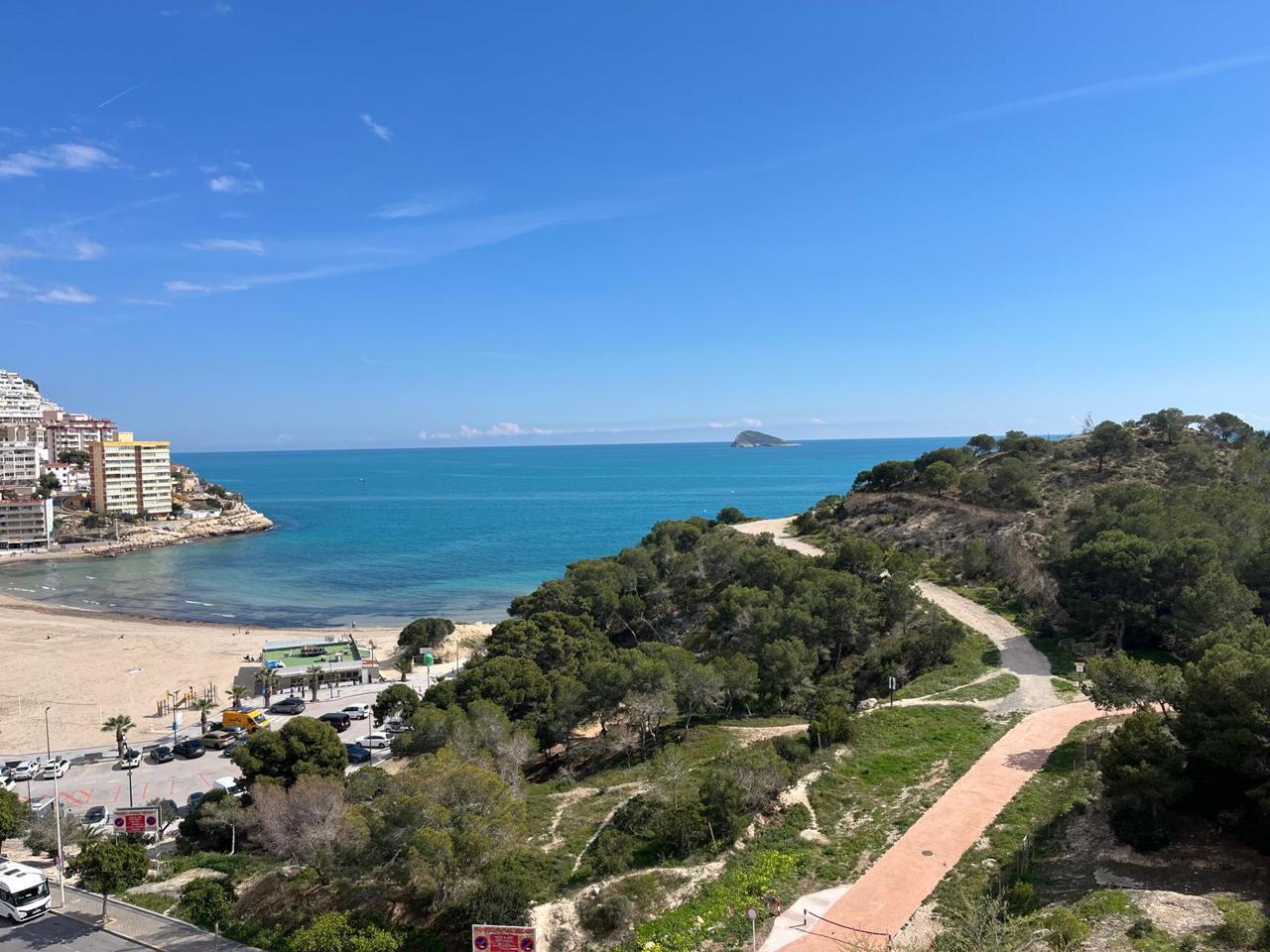 Amplio piso en primera línea de playa con gran terraza y vistas al mar en La Cala de Villajoyosa.