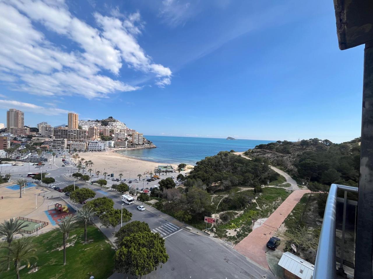 Amplio piso en primera línea de playa con gran terraza y vistas al mar en La Cala de Villajoyosa.