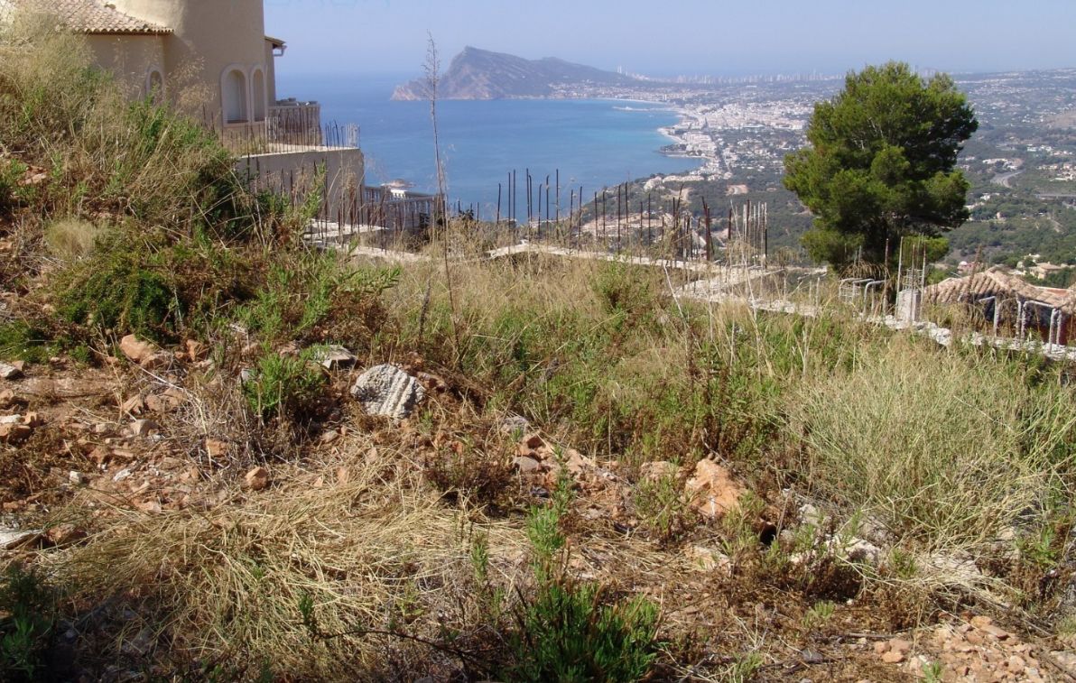 The plot in Altea Hills is well located